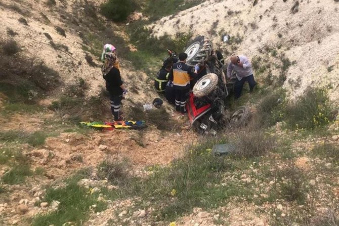 Nizip'te 24 saat boyunca devrilen traktörün altında kaldı