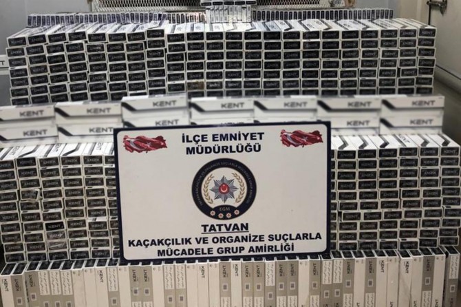 Tatvan'da durdurulan araçtan 10 bin paket kaçak sigara çıktı