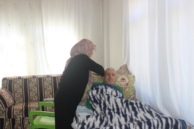 Görmeyen gözleriyle yıllardır yatalak eşine bakıyor