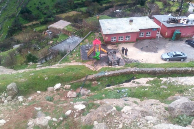 Kızıltepe’de otomobil Alipaşa ilkokulu bahçesine uçtu