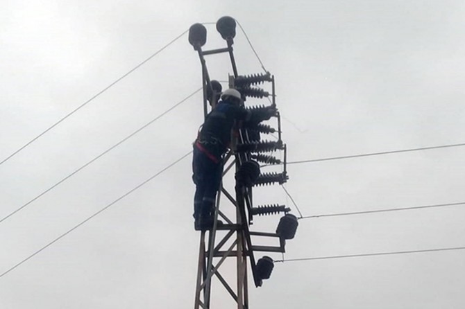 Olumsuz hava koşulları enerji nakil hatlarını kopardı