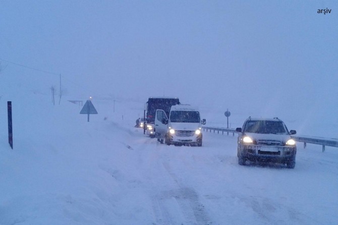 Van-Hakkari Karayoluna çığ düştü
