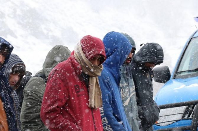Erzincan-Erzurum Karayolunda donmak üzere olan göçmenler kurtarıldı