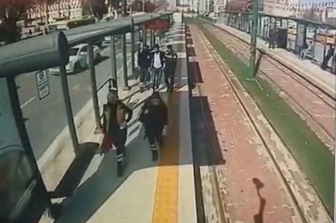 ​Gaziantep’te dili boğazına kaçan yolcuya ilk müdahaleyi vatman yaptı