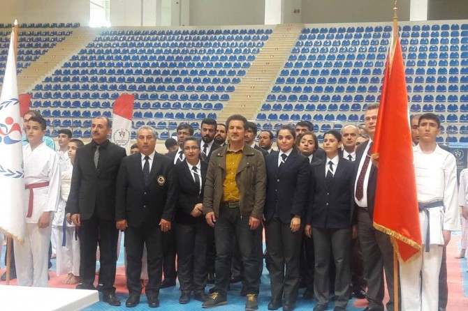 136 karateci ter döktü