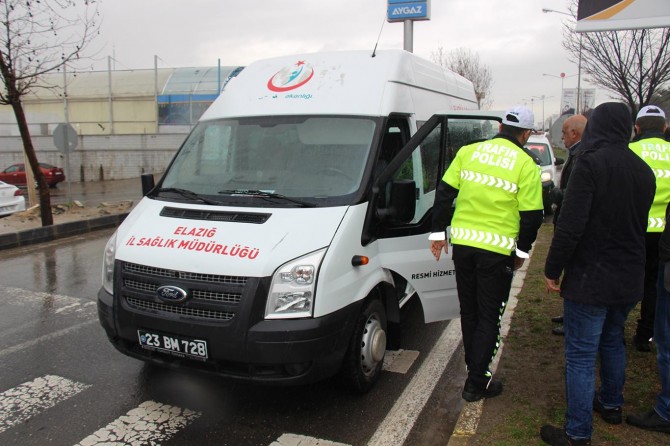 Karşıdan karşıya geçen yayaya minibüs çarptı