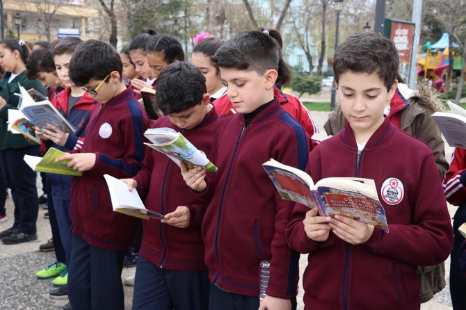 Kitap sevgisi sokaklara taştı
