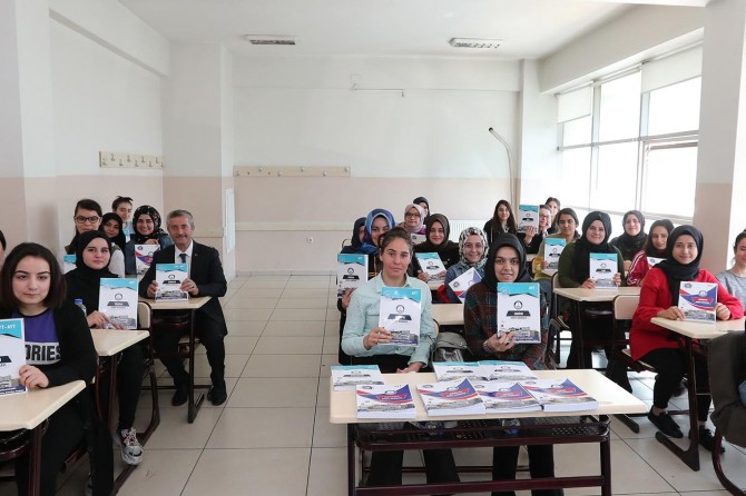 ​Öğrencilere ücretsiz kaynak kitap dağıtıldı