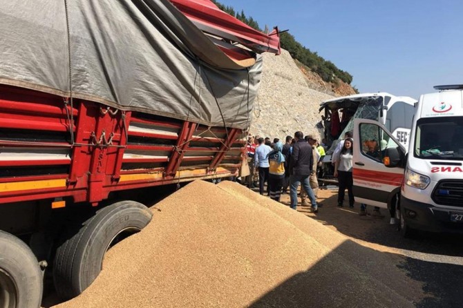 Otobusa rêwîyan û qamyon li hev qelibîn: 18 birîndar