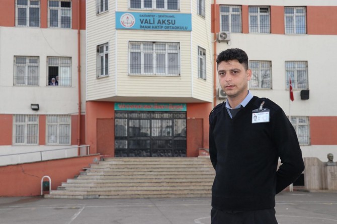 Dili boğazına kaçan öğrenciyi güvenlik görevlisi kurtardı