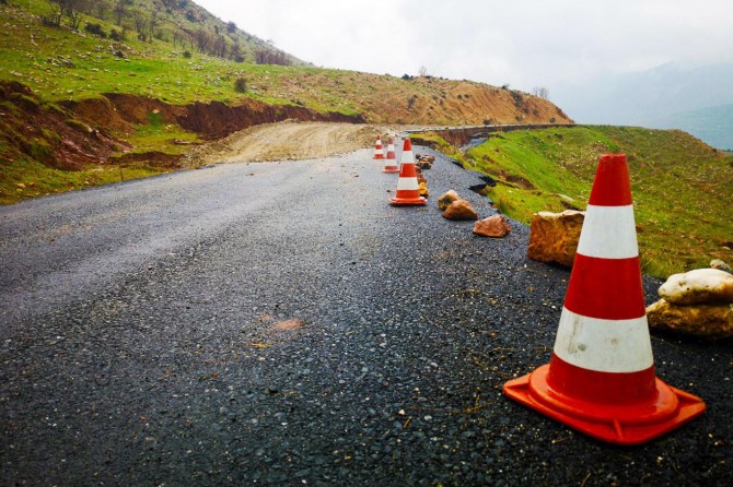Toprak kayması nedeniyle kapanan yol ulaşıma açıldı