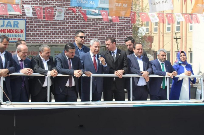 ABD Başkanı kafasına estiği gibi davranıyor