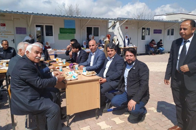 Samsat'ta depremzedelerden Yemen için kermes