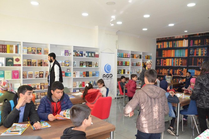 "Okuyan Nesiller Kitap Kafe" açılışı yapıldı
