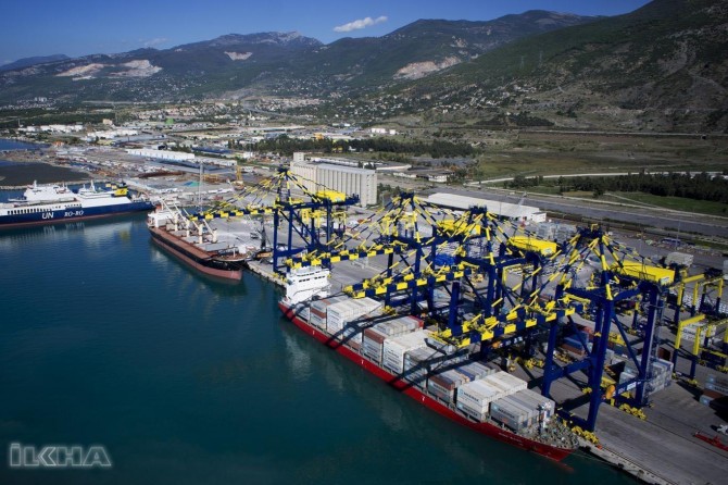 Turkiye's foreign trade deficit decreases by 63 percent