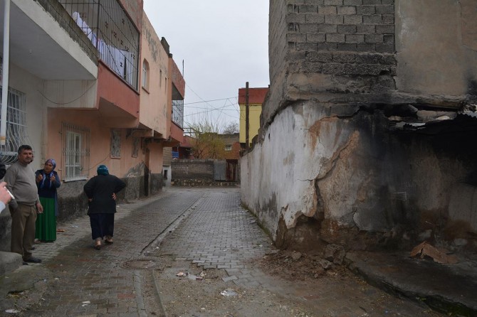Yıkılma tehlikesi olan evde korkuyla yaşıyorlar