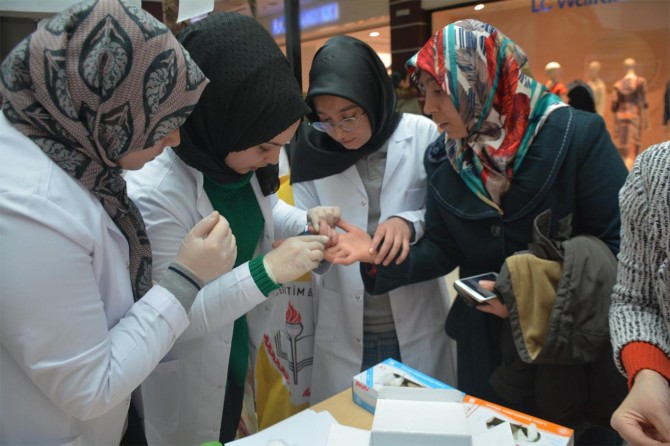 Tatvan'da öğrencilerden vatandaşlara sağlık taraması