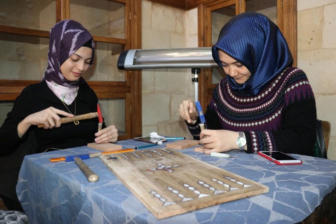 Bakır ve sedef kakma kadınların ellerinde hayat buluyor