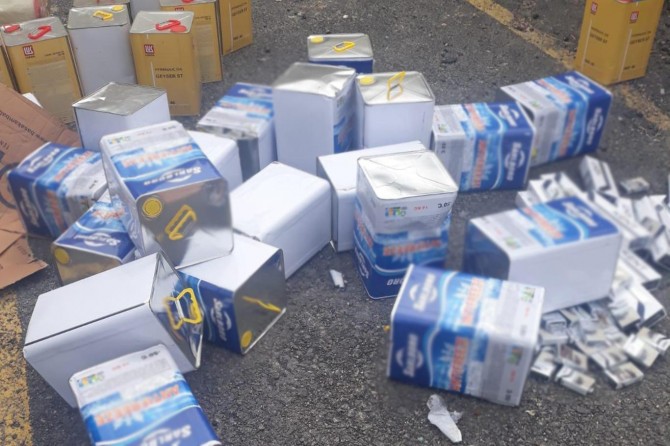 Van'da yağ tenekelerine gizlenmiş binlerce paket sigara ele geçirildi