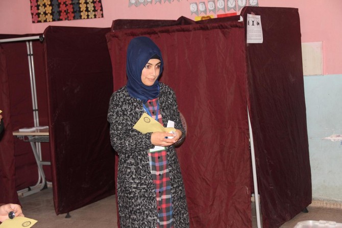 Mardin’de oy verme işlemi başladı