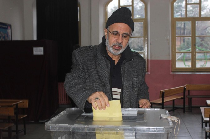 İlk oylar kullanıldı