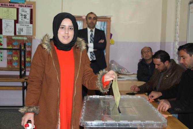 Bitlis’te sandık başına geçen vatandaşlar hizmet yapacak aday istiyor