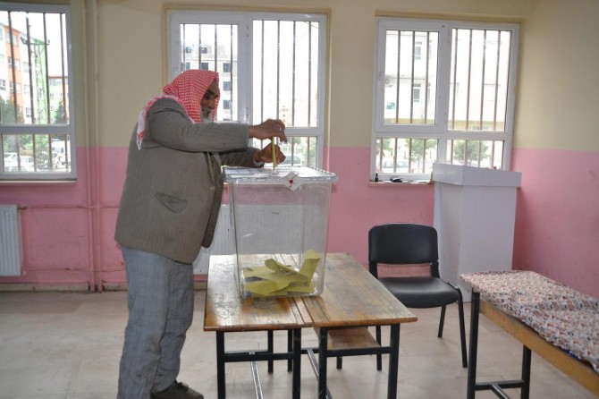 Viranşehir'de oy kullanmaya başlandı