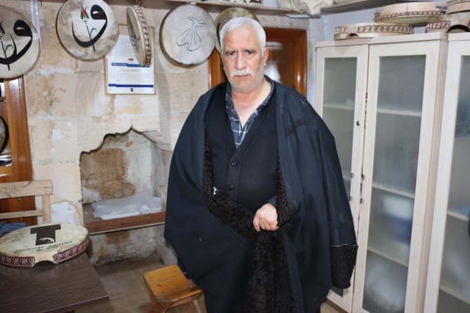 İnsanlık tarihinin en eski mesleklerinden birini icra ediyor