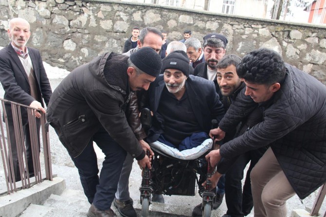 Bitlis’te tekerlekli sandalyeyle oy kullanmaya gitti