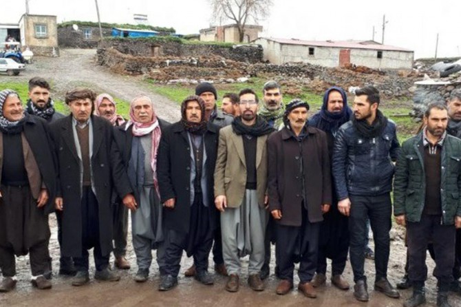 Ji ber ku rêyên wan nehat çêkirin gundî neçûn li ser sindoqan