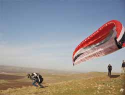 Dicleli Öğrenciler Diyarbakır Semalarında Yamaç Paraşütü Yaptı