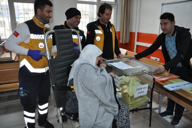 Batman'da 100 yaşındaki kadın oyunu sedye üzerinde kullandı