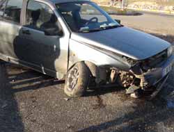 Virajı Alamayan Otomobil Kaldırıma Çıktı