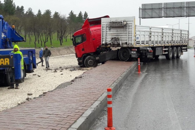 Batman'da kontrolden çıkan TIR kaldırıma çarptı