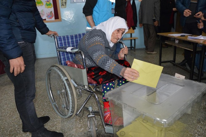 Siirt'te sağlık ekiplerinin yardımıyla sandığa gittiler