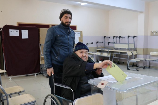 Gaziantep'te tekerlekli sandalye ile oy kullanmaya geldi