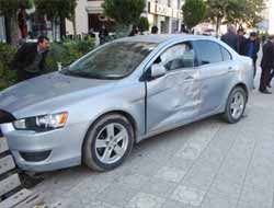 Kaza Yapan Araç Kaldırıma Çıktı