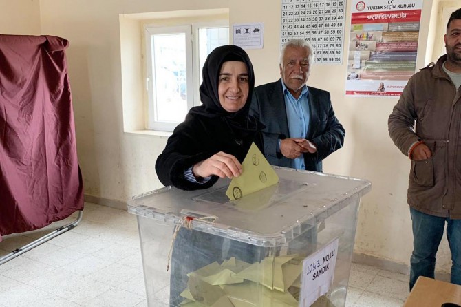 Aydınlı gelin Mardin'de muhtar oldu