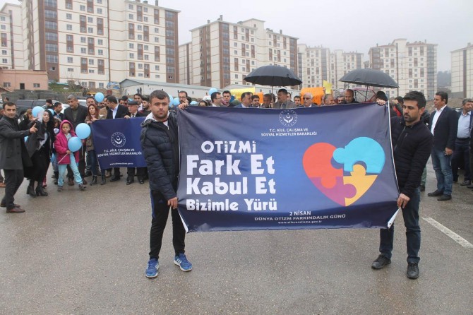 Otizmli çocuklar için farkındalık yürüyüşü