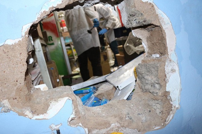 Duvarı delip bakkalı soydular