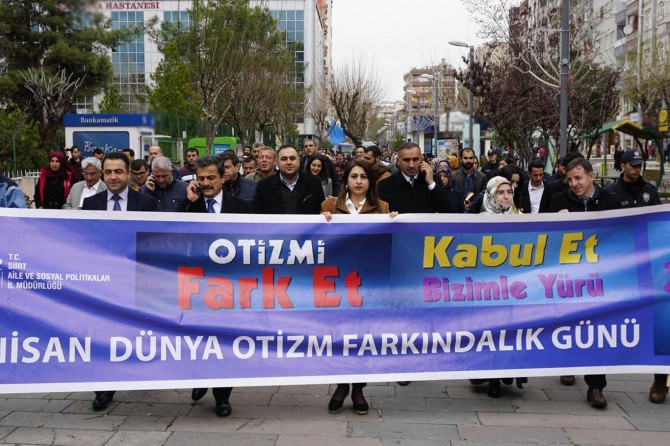 Otizmli bireylerin sosyal hayata katılımlarını sağlamalıyız