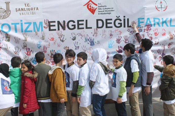 Otizmli gençler farkındalık için yürüdüler