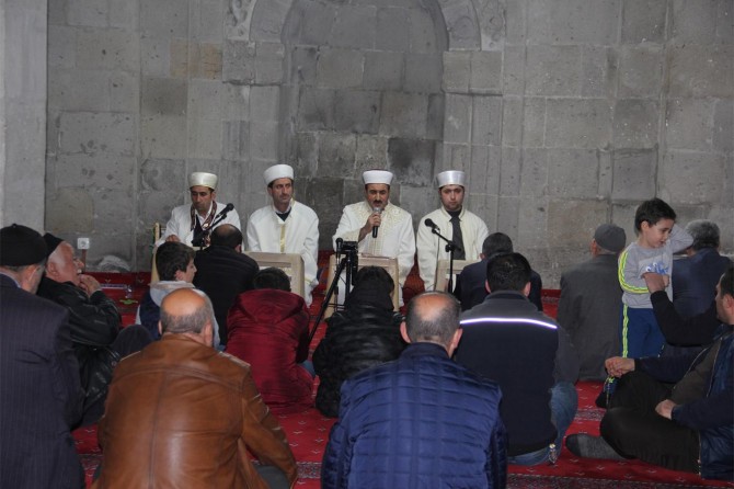 Bitlis'te yoğun kar yağışına rağmen Mirac Kandil için halk camilere akın etti