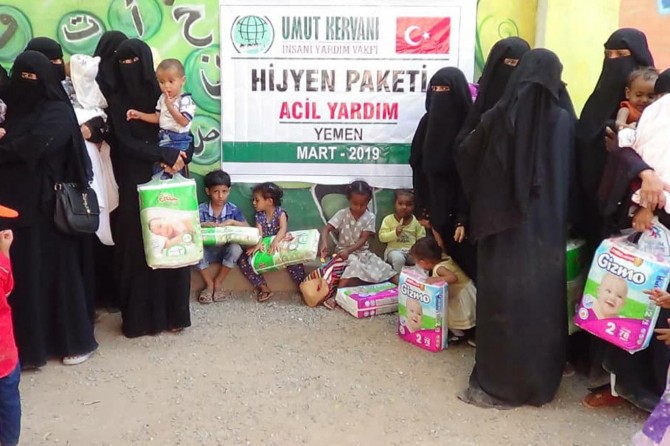 Çocuklar anne ve babalarının gözleri önünde açlıktan ölüyor