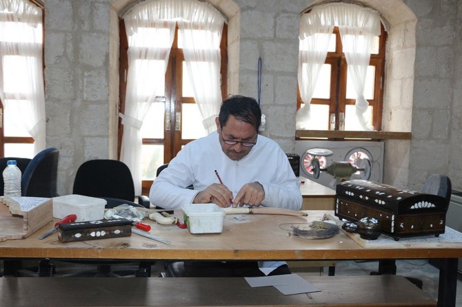 Padişahların "sedef kakma" sanatını yaşatıyor