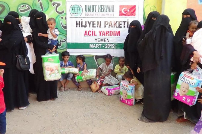 Zarok li ber çavên dê û bavên xwe ji birçîna dimirin