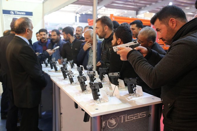 ​​Diyarbakır tarım fuarında silah standına yoğun ilgi