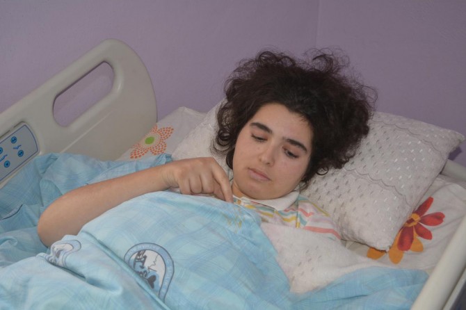 Yatalak genç kız Sağlık Bakanlığına seslendi