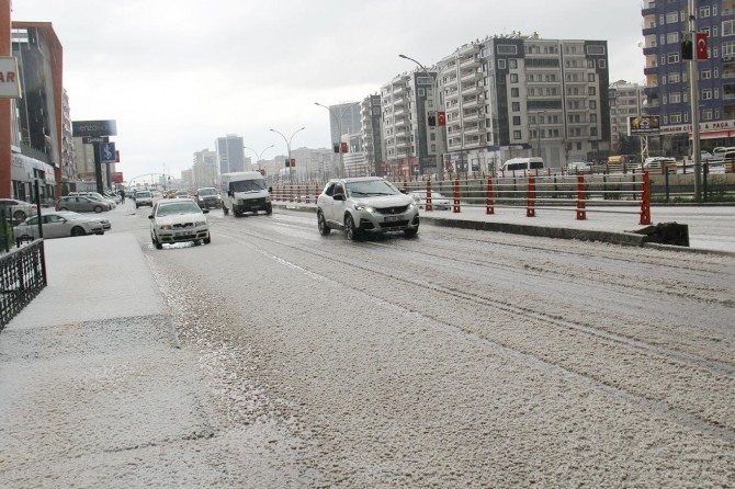​Diyarbakır’da aniden bastıran dolu hayatı olumsuz etkiledi