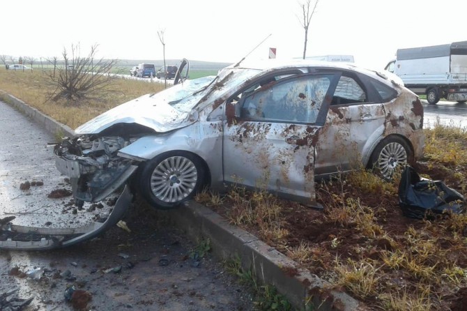 Hilvan'da yoldaki su birikintisi kazaya neden oldu